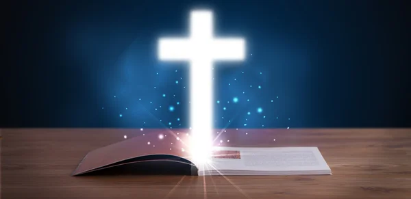 Otwórz świętą Biblię ze świecącym krzyżem w środku — Zdjęcie stockowe