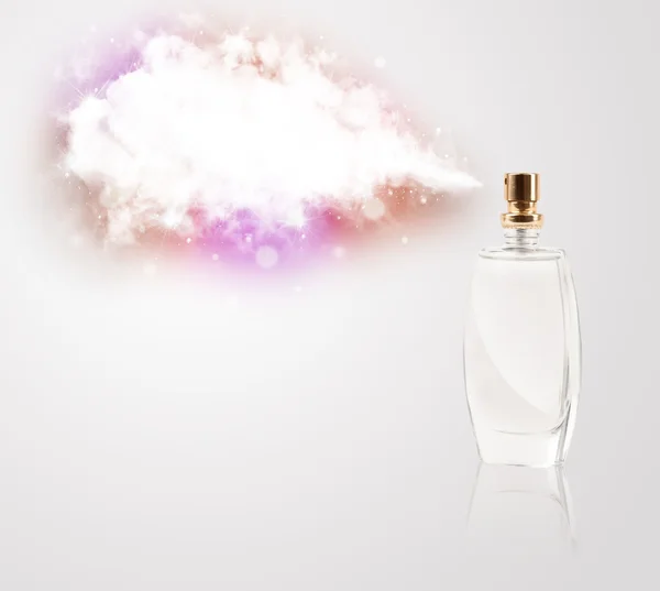Hermosa botella pulverización nube de colores — Foto de Stock