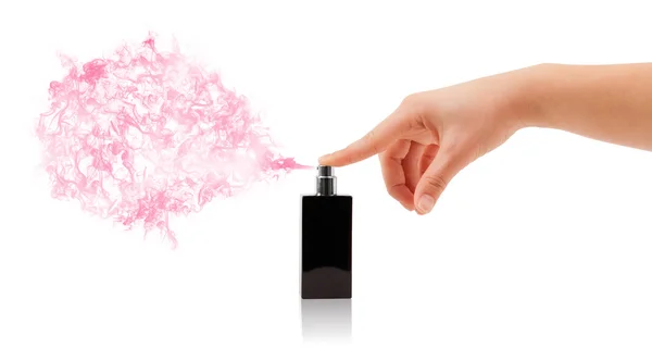 Vrouwenhanden spuiten parfum — Stockfoto