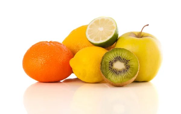 Frutas frescas tropicales saludables sobre fondo blanco — Foto de Stock