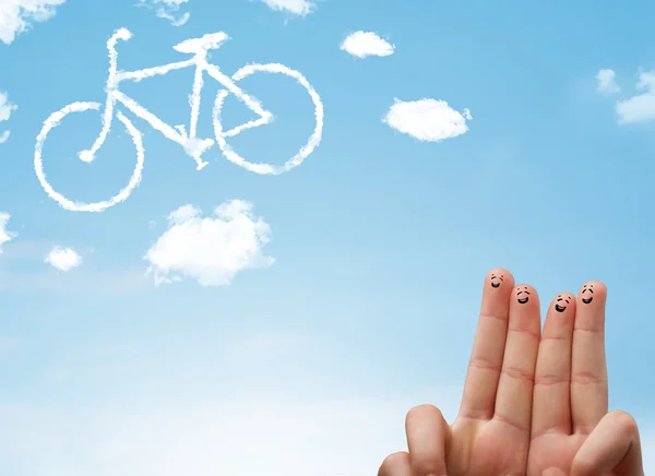 Gülümseyen mutlu parmaklar bisiklet şeklindeki buluta bakıyor — Stok fotoğraf