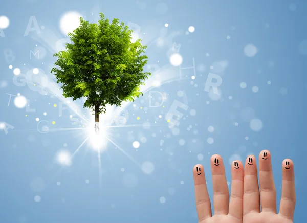 Happy vinger glimlacht met groene magische gloeiende boom — Stockfoto