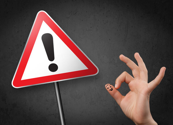 Счастливые улыбающиеся пальцы глядя на треугольник предупреждающий знак с excla
