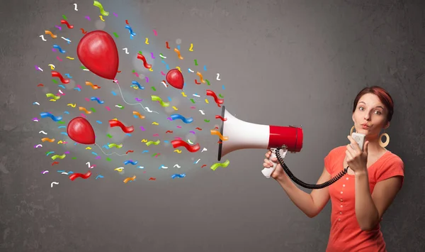 Menina se divertindo, gritando em megafone com balões — Fotografia de Stock