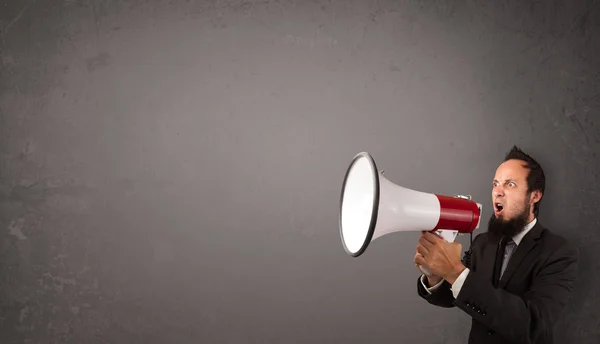 Guy gritando em megafone no fundo espaço cópia — Fotografia de Stock