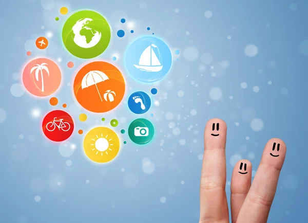 Sorrisos alegres do dedo com colorido ícone de bolha de viagem de férias — Fotografia de Stock