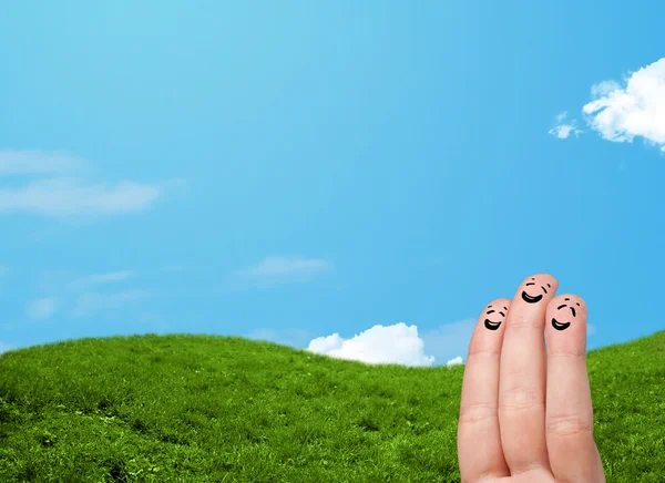 Fröhliche Finger-Smileys mit Landschaft im Hintergrund — Stockfoto