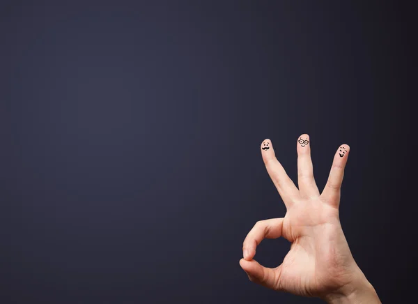 Glückliche Smiley-Finger beim Blick auf die leere Wand — Stockfoto