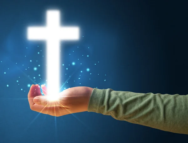 Leuchtendes Kreuz in der Hand einer Frau — Stockfoto