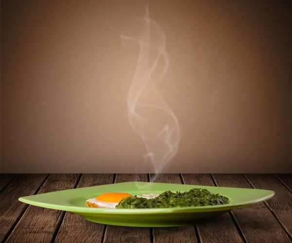 Fresco delizioso cibo cucinato in casa con vapore — Foto Stock