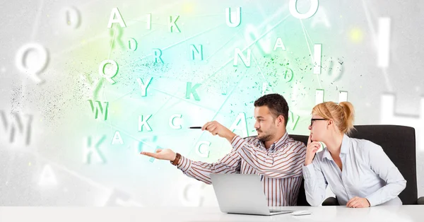 Mensen uit het bedrijfsleven aan bureau met groen woord cloud — Stockfoto