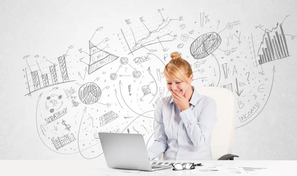 Zakelijke vrouw aan het bureau met de hand getekend grafieken — Stockfoto