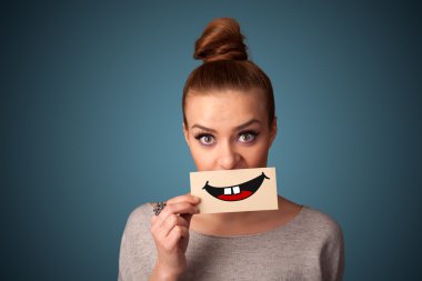 komik smiley ile kart tutan mutlu güzel kadın