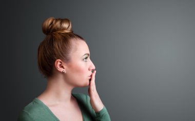 genç kız portre düşünce ile boşaltmak