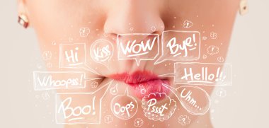 Beyaz baloncuklu güzel kırmızı dudaklar.