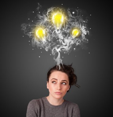duman ve başının üstünde lightbulbs düşünceli kadınla