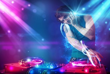 enerjik dj karıştırma müzik güçlü ışık efektleri ile