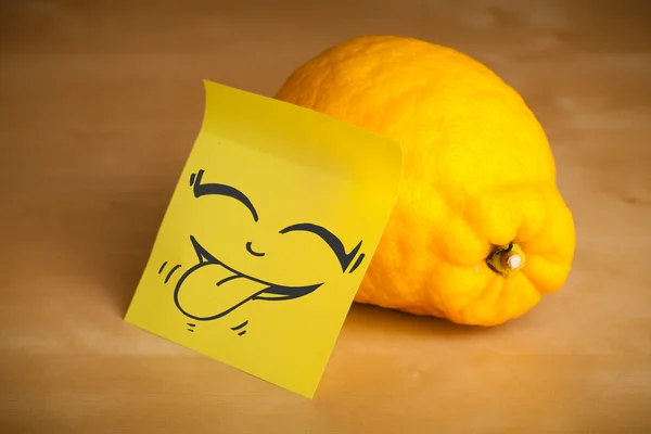笑脸贴上一个柠檬地注意到，便利贴 — 图库照片