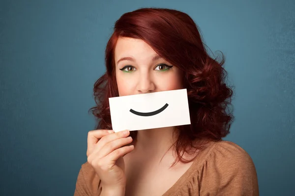 Feliz mulher bonita segurando cartão com sorriso engraçado — Fotografia de Stock