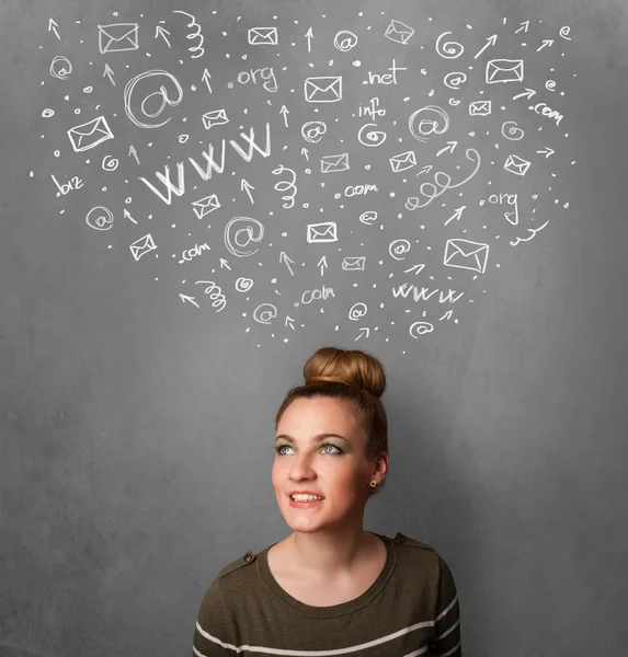 Ung kvinna tänker med sociala nätverk ikoner ovanför hennes huvud — Stockfoto