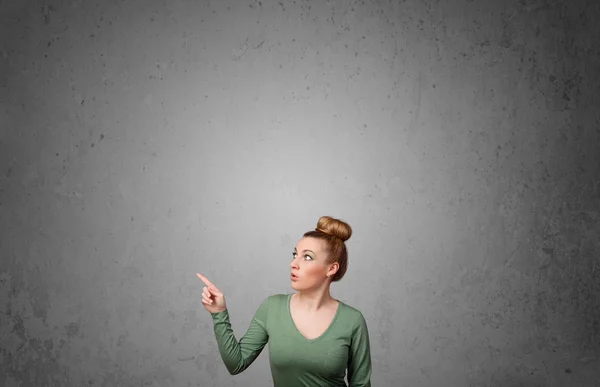 Mujer joven haciendo gestos con espacio de copia — Foto de Stock