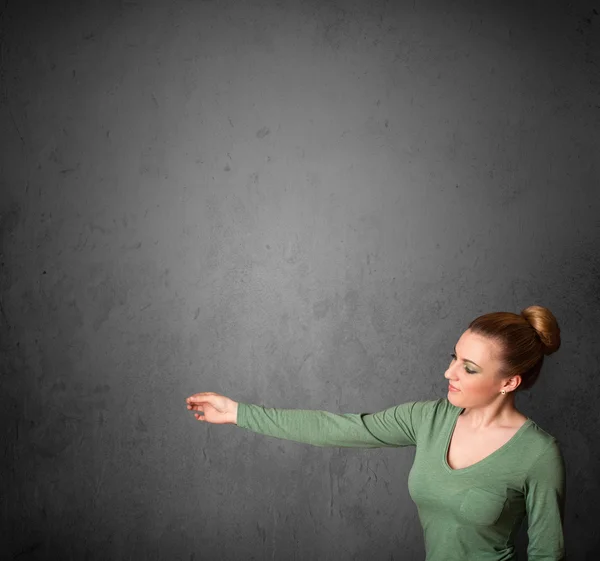 Vrouw gebaren met kopie ruimte — Stockfoto