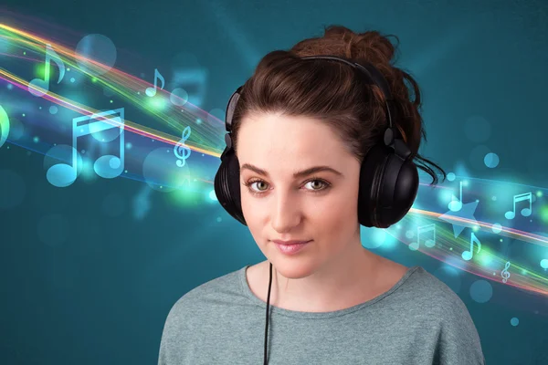 Mujer joven escuchando música con auriculares —  Fotos de Stock