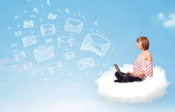 Молода жінка сидить у хмарі з ноутбуком — стокове фото
