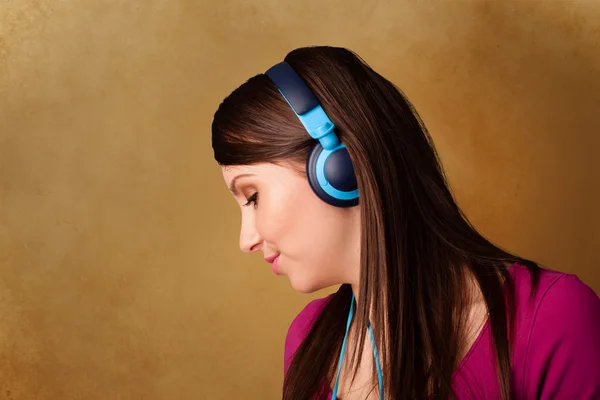 Ung kvinna med hörlurar lyssna på musik med kopia utrymme — Stockfoto