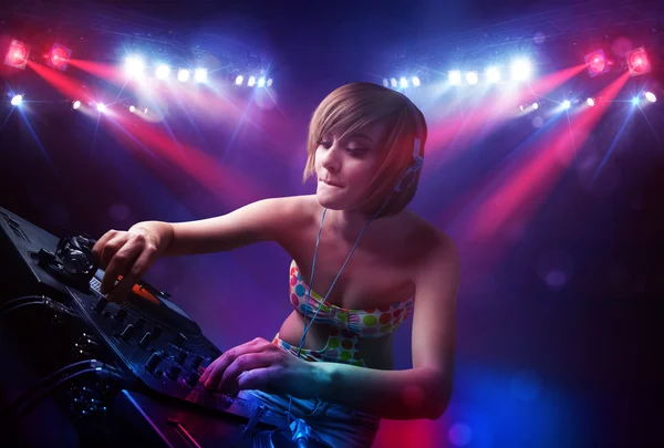 Teenager DJ mistura registros na frente de uma multidão no palco — Fotografia de Stock