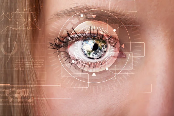 Menina cibernética com olho technolgy olhando — Fotografia de Stock
