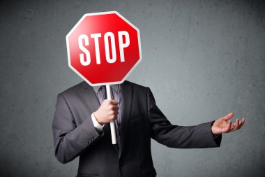İşadamı elinde dur levhası tutuyor.
