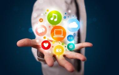 genç işadamı renkli teknoloji simgeleri ve işaret sunulması