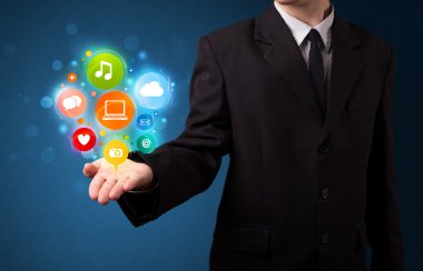 Bir iş adamının elinde multimedya simgeleri