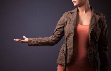 kadın sunan kopya alanı