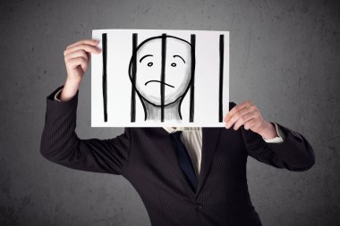 esir parmaklıklar arkasında bir kağıt üzerinde tutan işadamı