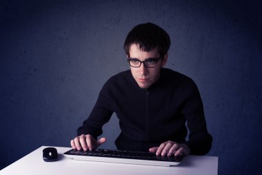 Hacker mavi arkaplanda klavye ile çalışıyor
