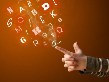 Silah şeklinde ellerden gelen mektuplar.