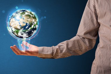 Işıldayan bir toprak küresi tutan bir iş adamı