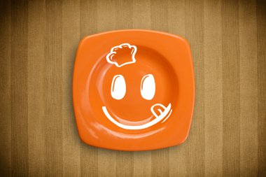 Renkli tabak üzerinde mutlu bir çizgi film yüzü