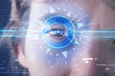 Siber teknoloji gözü mavi iris bakarak adam