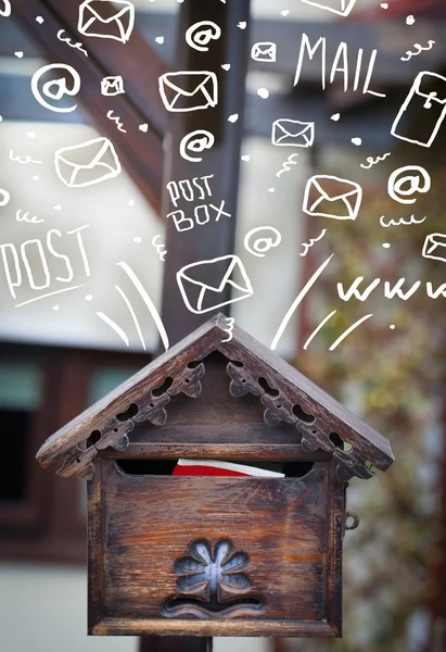 Briefkasten mit weißen handgezeichneten Postsymbolen — Stockfoto