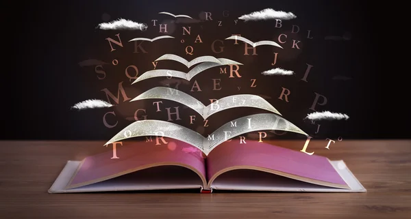Pagina 's en gloeiende letters die uit een boek vliegen — Stockfoto