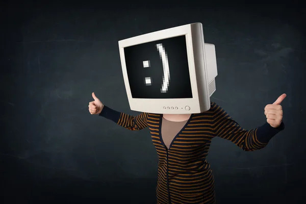 Chica divertida con una caja de monitor en la cabeza y una cara sonriente —  Fotos de Stock