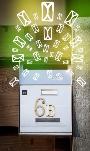Postbus met letter pictogrammen op gloeiende groene achtergrond — Stockfoto