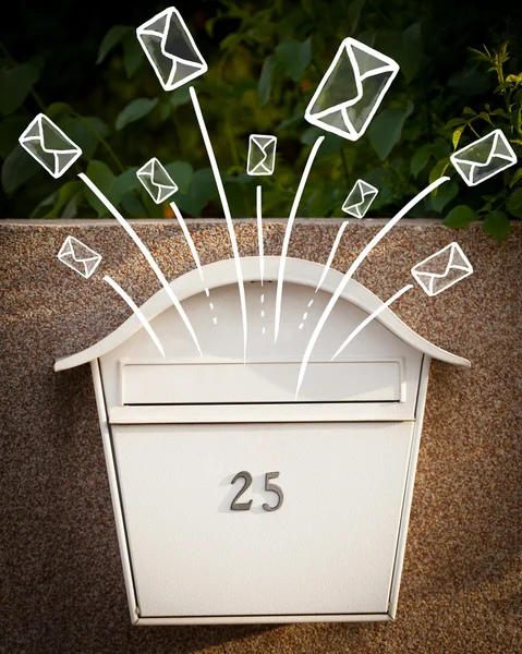 Ручные конверты из почтового ящика — стоковое фото