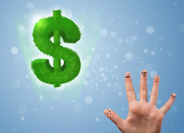 Mutlu gülen parmaklar yeşil yaprak dolar işaretine bakıyor — Stok fotoğraf