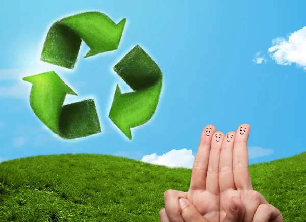 Dedos feliz sonriente mirando la hoja verde reciclan signo —  Fotos de Stock