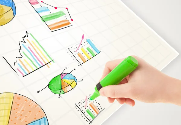 紙にカラフルなグラフやアイコンを描く事業者 — ストック写真