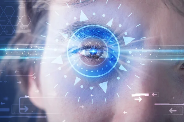 Cyber-Mann mit technologischem Auge blickt in die blaue Iris — Stockfoto